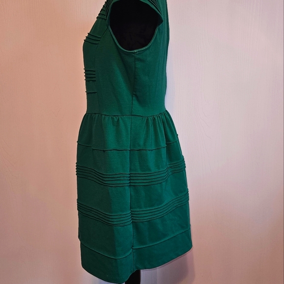 Elle Capped Sleeved Green Midi Dress - Picture 2 of 5